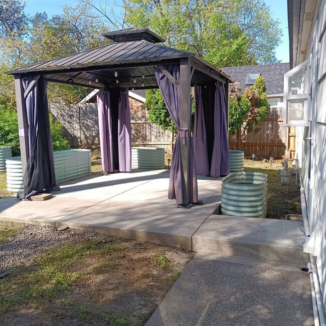 Building Photo - Charming Place To Call Home in Salem