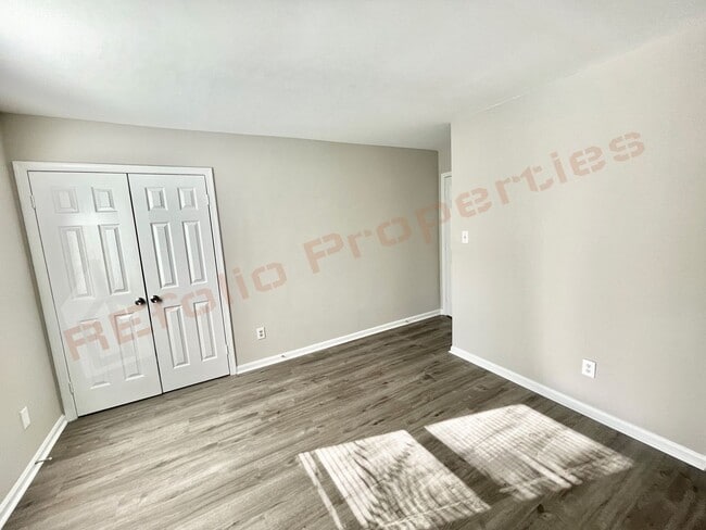 Building Photo - Carpetless 2 BD 1.5 Bath 2 Story Quadplex ...
