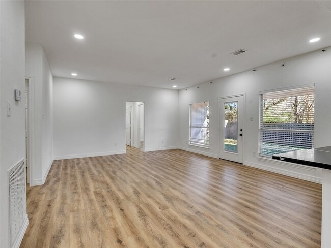 Building Photo - 206 Doncaster
