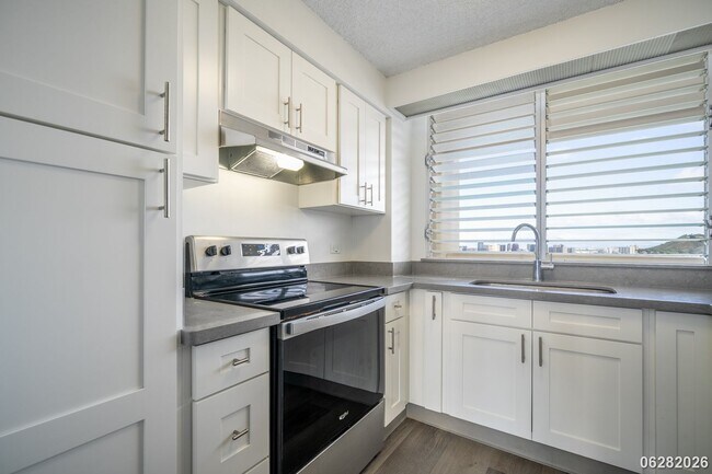 Building Photo - 2 Bd/2 Ba/1 Parking Condo in Banyan Tree Plaza, Honolulu