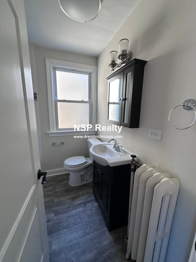 Building Photo - 733 Elm St