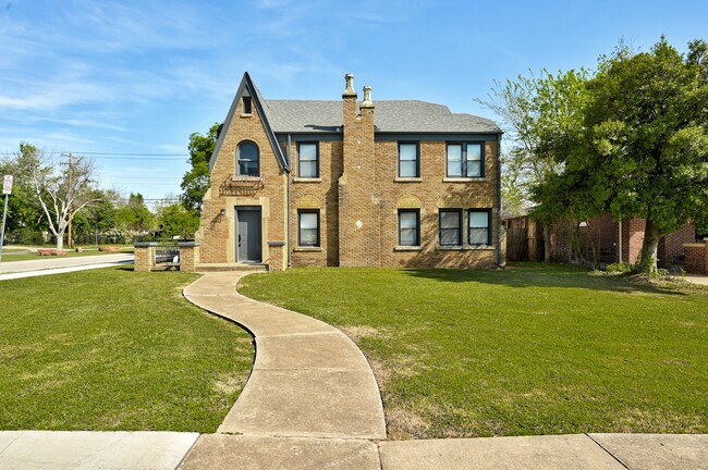 Building Photo - NE 14th St Quadplex