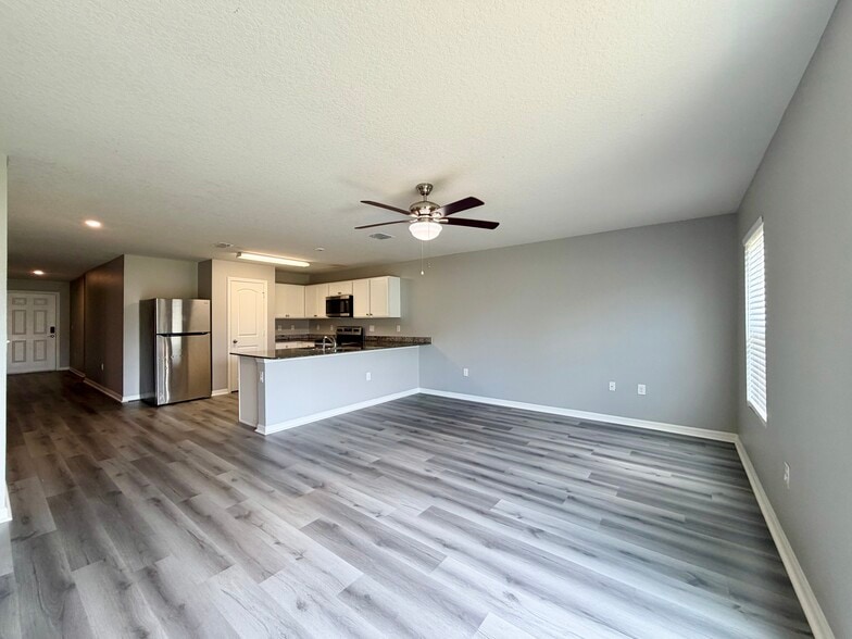 Building Photo - 687 Gila Dr