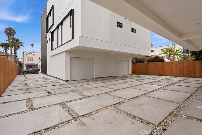 Building Photo - 1430 Cloverdale Ave