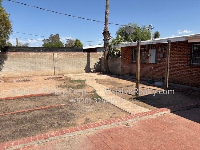Building Photo - Beautiful 4 Bedroom 3 Bath Brick House for...