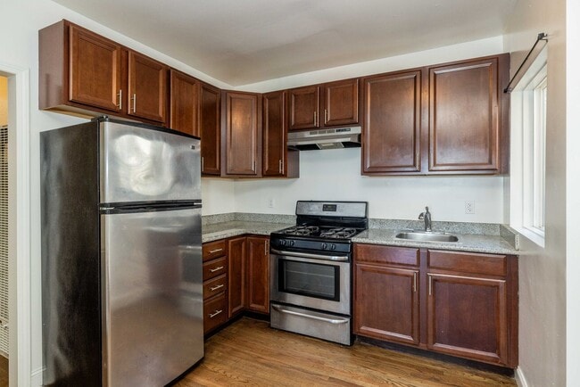 Building Photo - UPDATED, Spacious 1BR! DECK! STAINLESS APPLIANCES! HARDWOOD!