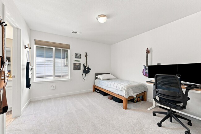Building Photo - 3066 S Quaker St