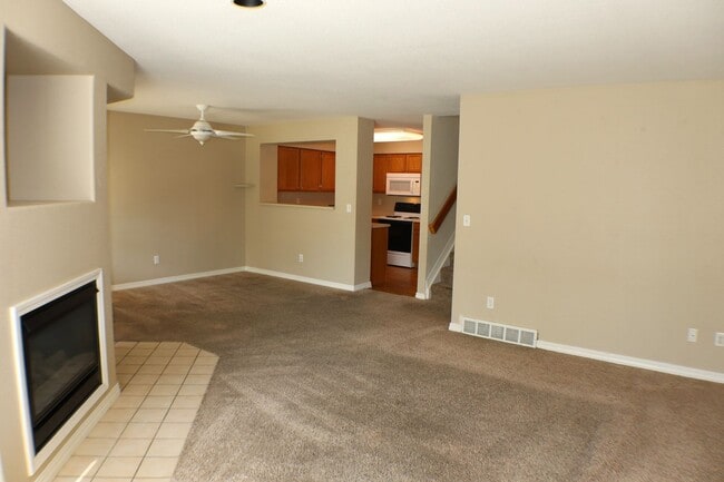 Building Photo - Comfortable 2-Bedroom Townhome in a Well-M...