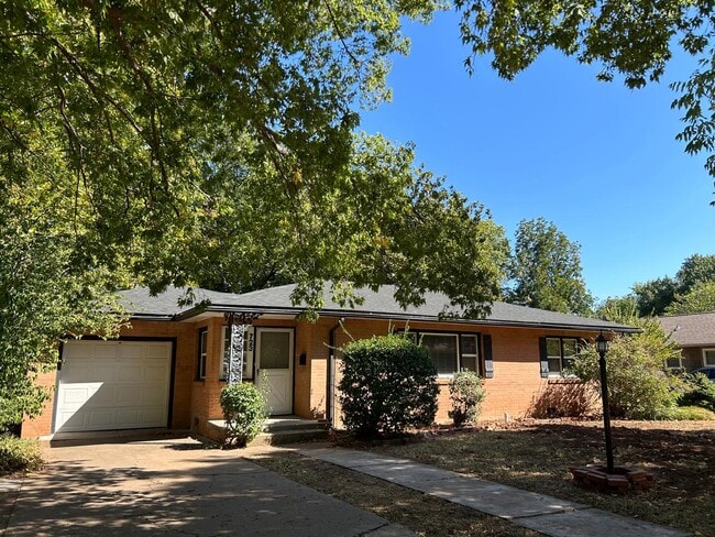 Building Photo - 723 S Ridge Dr