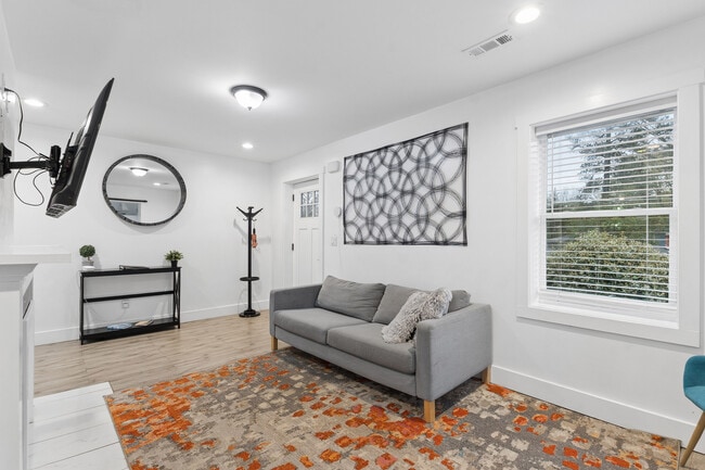 Building Photo - 1298 Gideons Dr SW