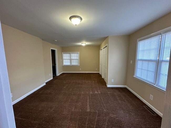 Building Photo - Conveniently located 3 bedroom/2 Bath house