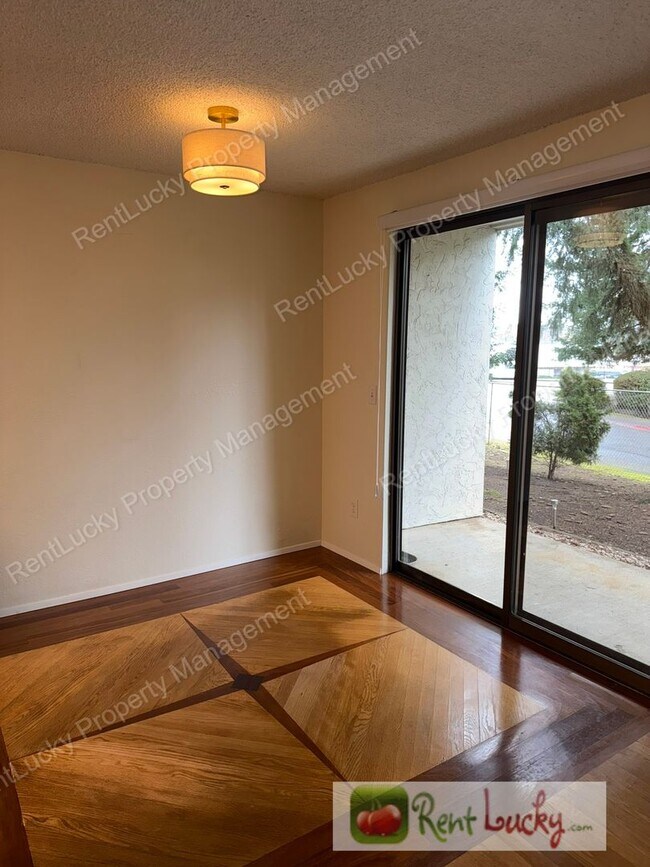 Building Photo - Beautiful 1-Bedroom Condo in Kirkland w/ Covered Parking and Patio Storage!