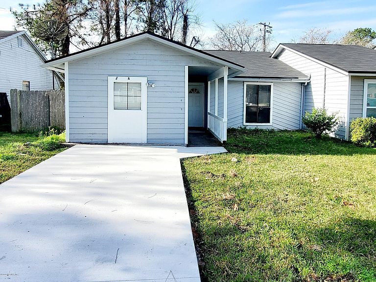 Newly poured concrete driveway to private front porch. - 1300 Bay Hill Blvd.