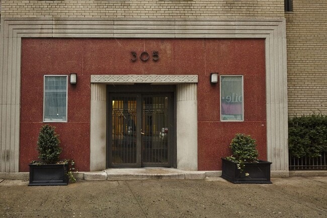 Building Photo - 305 W 52nd St