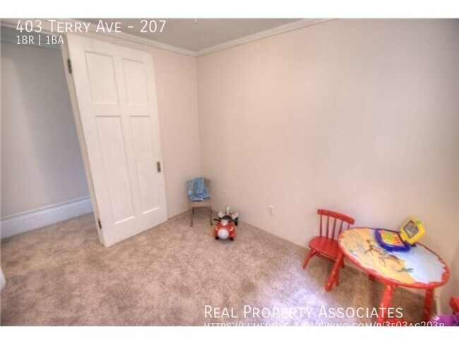 Building Photo - 403 Terry Ave