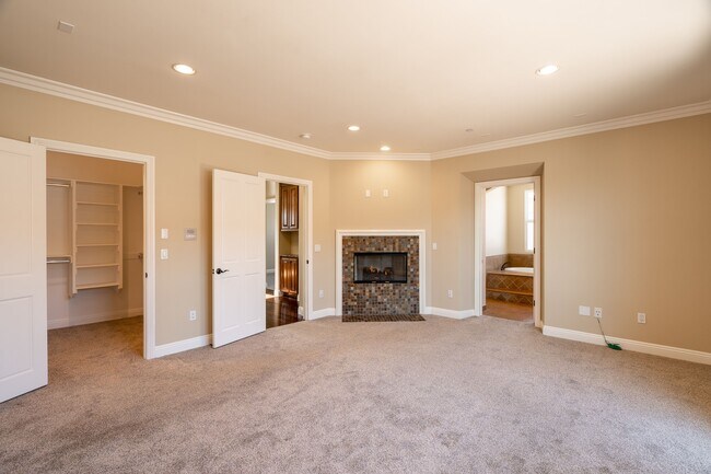 Building Photo - 3838 Tilden Ave