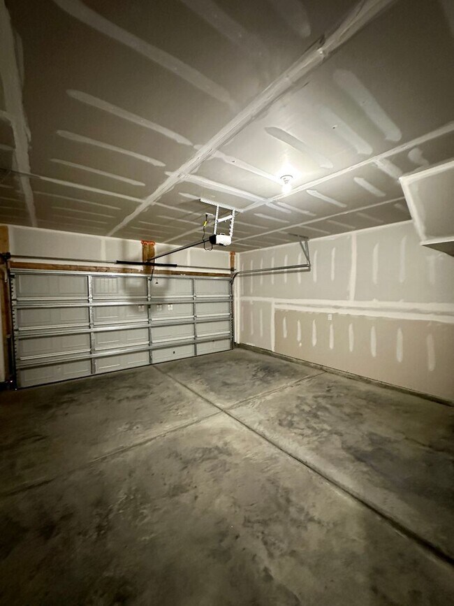 Building Photo - Elegant Townhome located in Ballantyne!