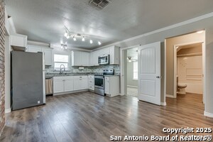 Building Photo - 479 S Sycamore Ave