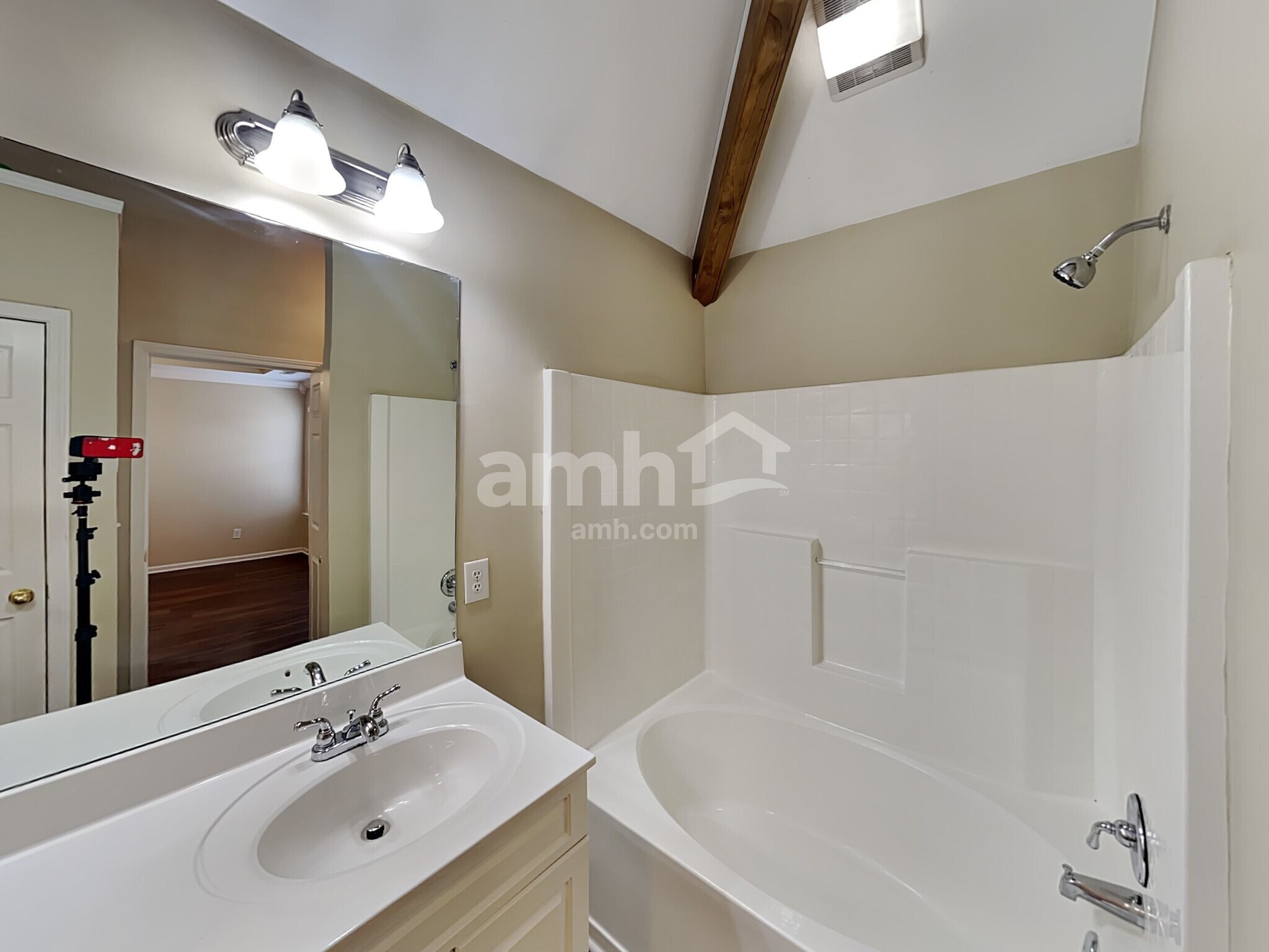 Building Photo - 1005 Matheus Dr