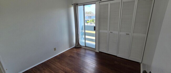 Building Photo - 1342-S