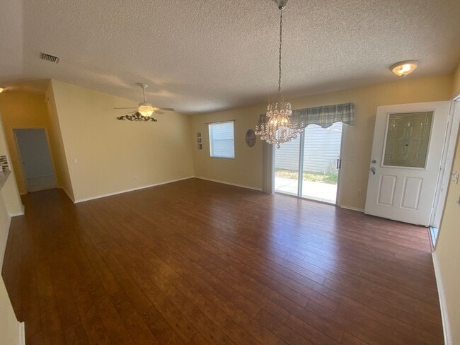 Building Photo - Lovely and Spacious Unfurnished, 2 + 2 Pat...