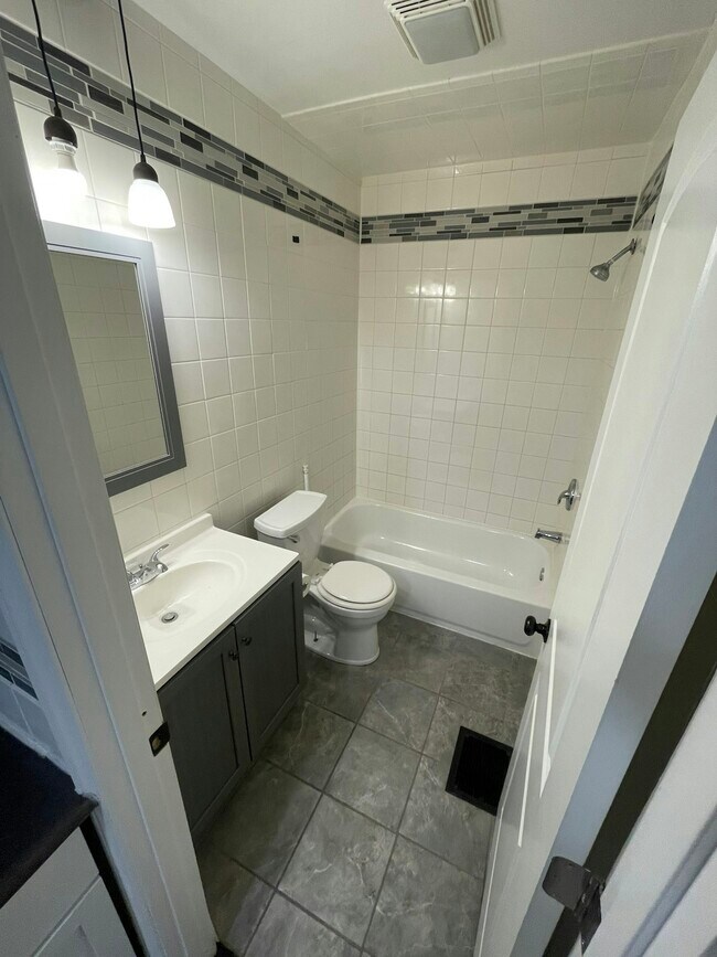 Building Photo - 1517 N Chester Ave