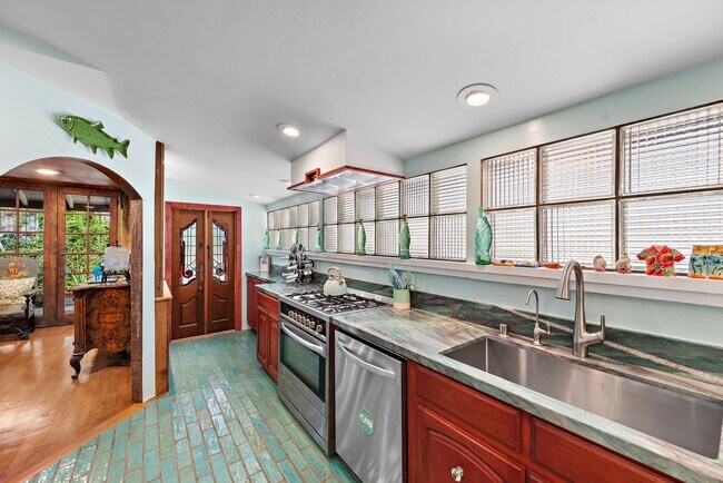 Building Photo - Ever dreamed of living under the sea?!