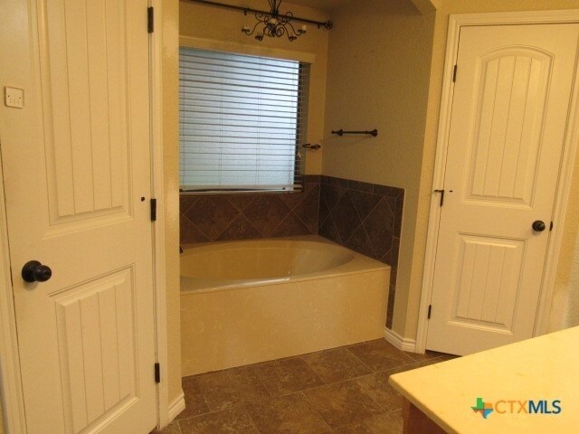 Building Photo - 1904 Mike Dr