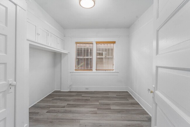 Building Photo - 2022 W 31st St