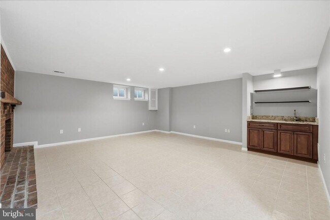 Building Photo - 7978 Revenna Ln