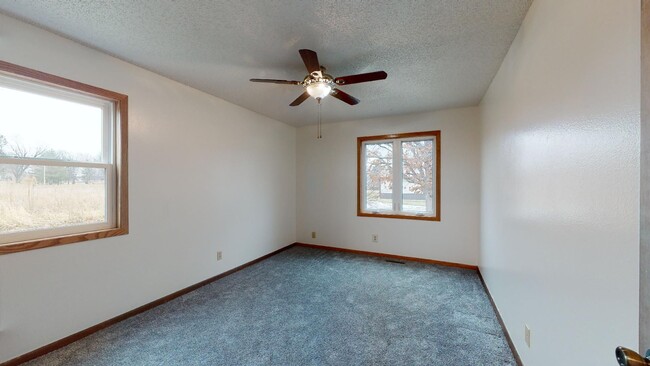 Building Photo - AVAILABLE DECEMBER 16th! Large Duplex in B...