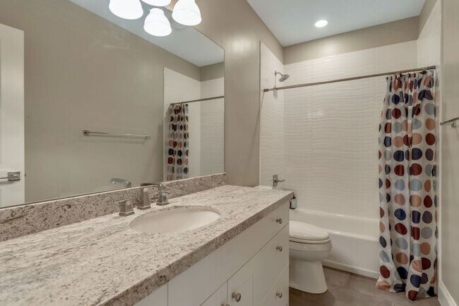 Building Photo - Upmarket Townhouse in Sought After Holladay City