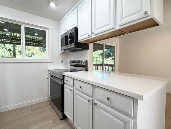 Building Photo - Fully updated 4 bedroom Federal Way home