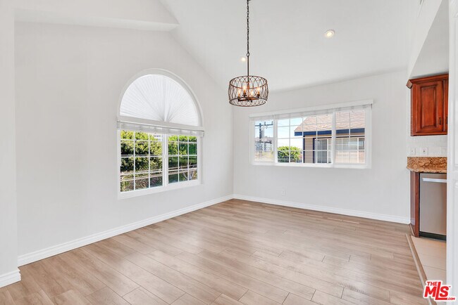 Building Photo - 119 E Beach Ave