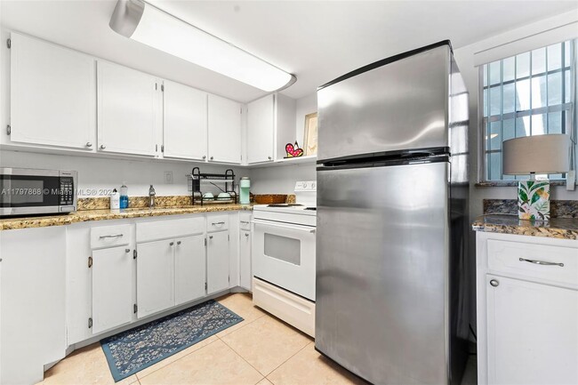 Building Photo - 2508 Bay Dr