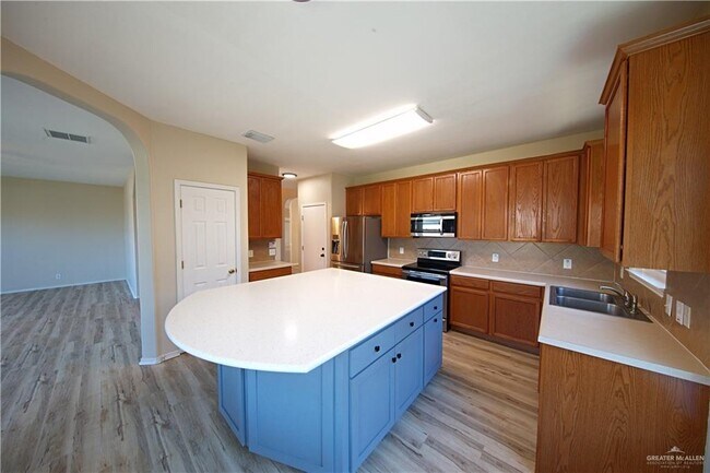 Building Photo - 27 Fern Ave