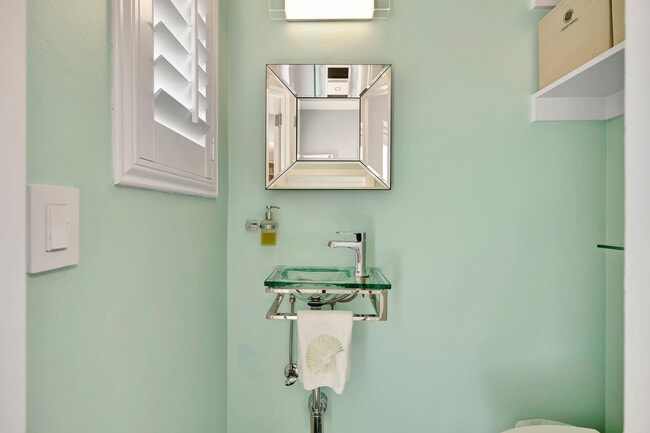 Building Photo - 136 Worth Ct S