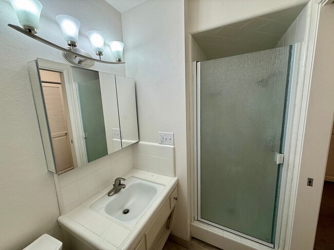 Building Photo - Conveniently located single story home!