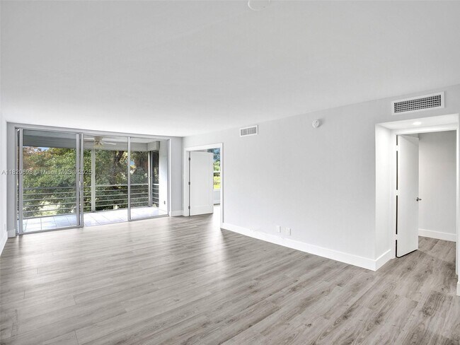 Building Photo - 605 Oaks Dr