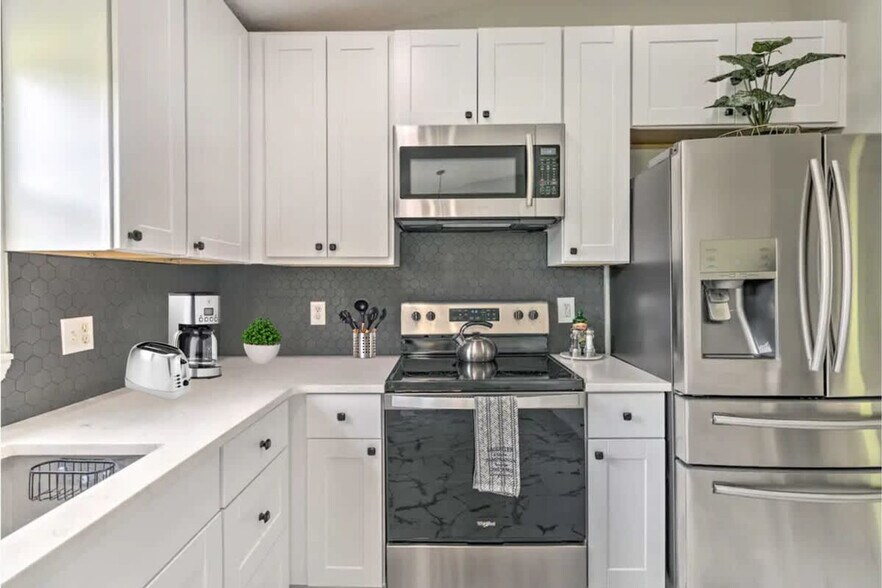 Building Photo - 242 Blue Jay Way