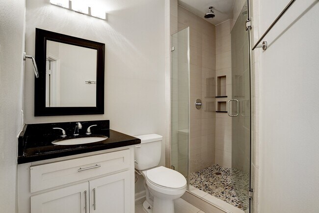 Building Photo - 2613 Waugh Dr