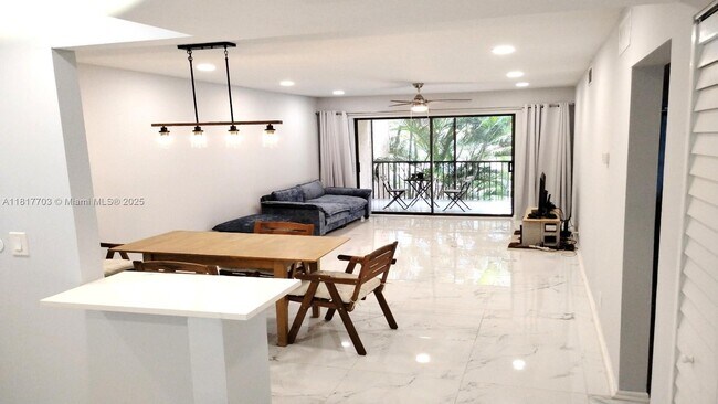 Building Photo - 200 Jacaranda Country Club Dr