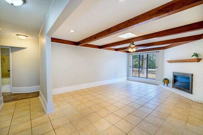 Building Photo - 1688 Vine Ave