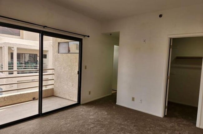 Building Photo - LARGE SECOND FLOOR CONDO