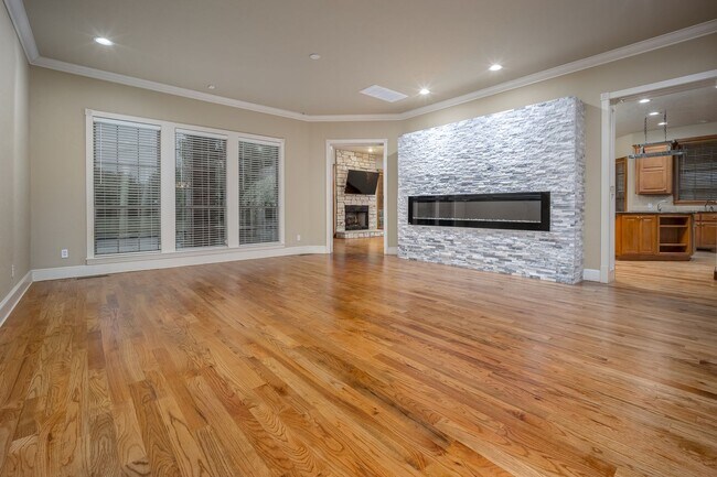 Building Photo - Executive (5) Bed/(4.5) Bath + Study Avail NOW! Must-See Amenities!