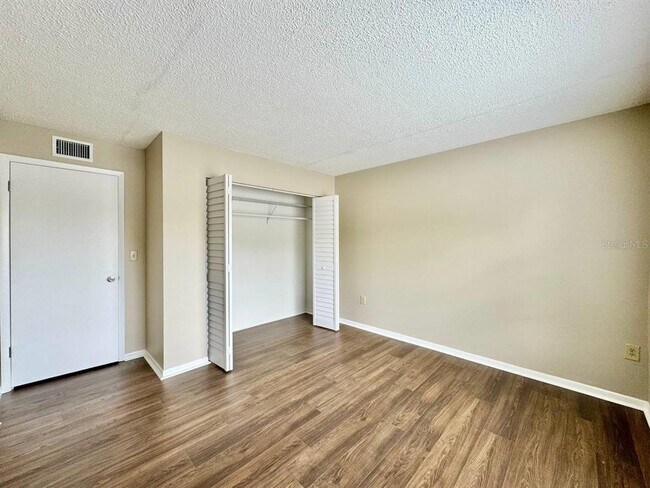 Building Photo - 3323 Crystal Ct E