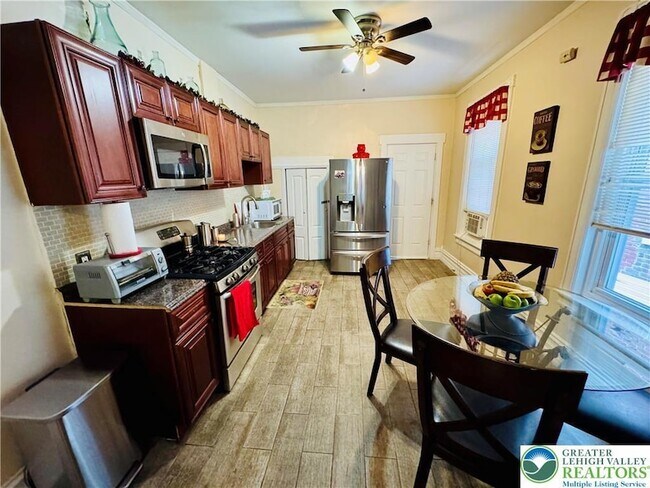 Building Photo - 1523 W Chew St