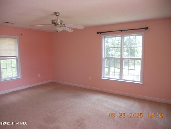 Building Photo - 105 Spring Leaf Ln