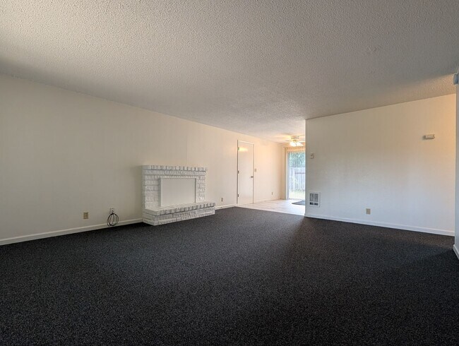 Building Photo - Nice 2 Bedroom, 1-Bath Duplex In Thurston Area of Springfield!