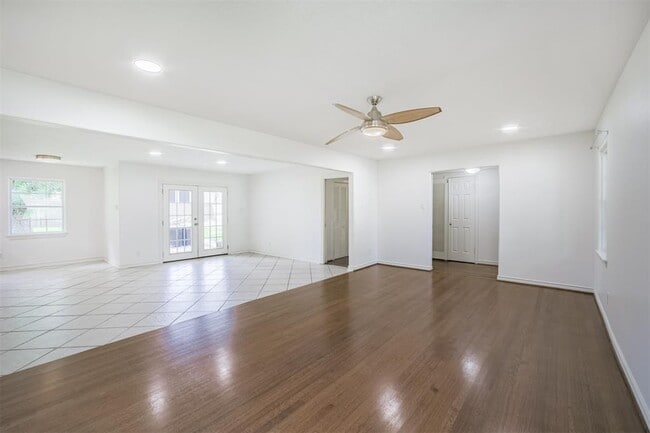 Building Photo - 10915 Cedarhurst Dr